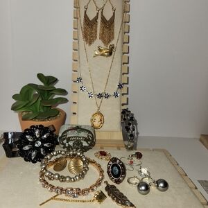 #2548, EXQUISITE, VICTORIAN LOT  19 ITEMS, NECKLACE, BROOCHE, PENDANT, RING, ETC